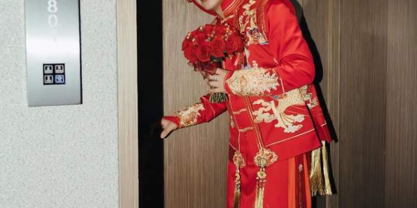 IM电竞登录入口-41岁知名“特型演员”侯京健大婚！曝妻子身份，多次主持联欢晚会
