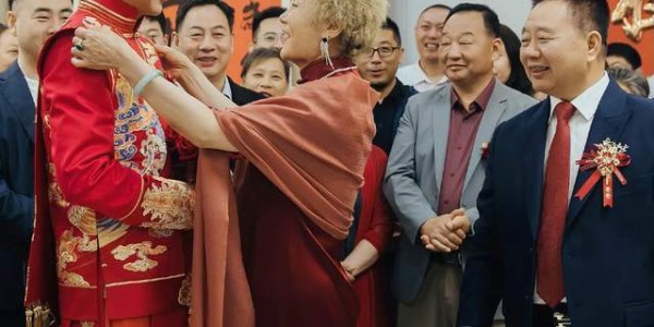 IM电竞登录入口-41岁知名“特型演员”侯京健大婚！曝妻子身份，多次主持联欢晚会