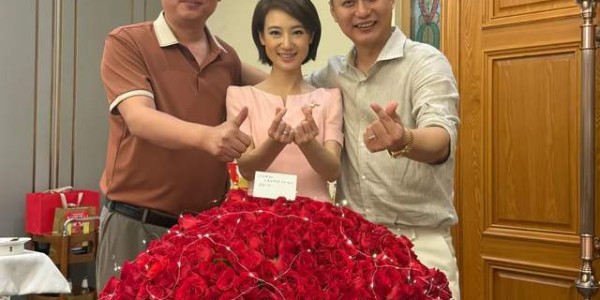 IM电竞登录入口-41岁知名“特型演员”侯京健大婚！曝妻子身份，多次主持联欢晚会